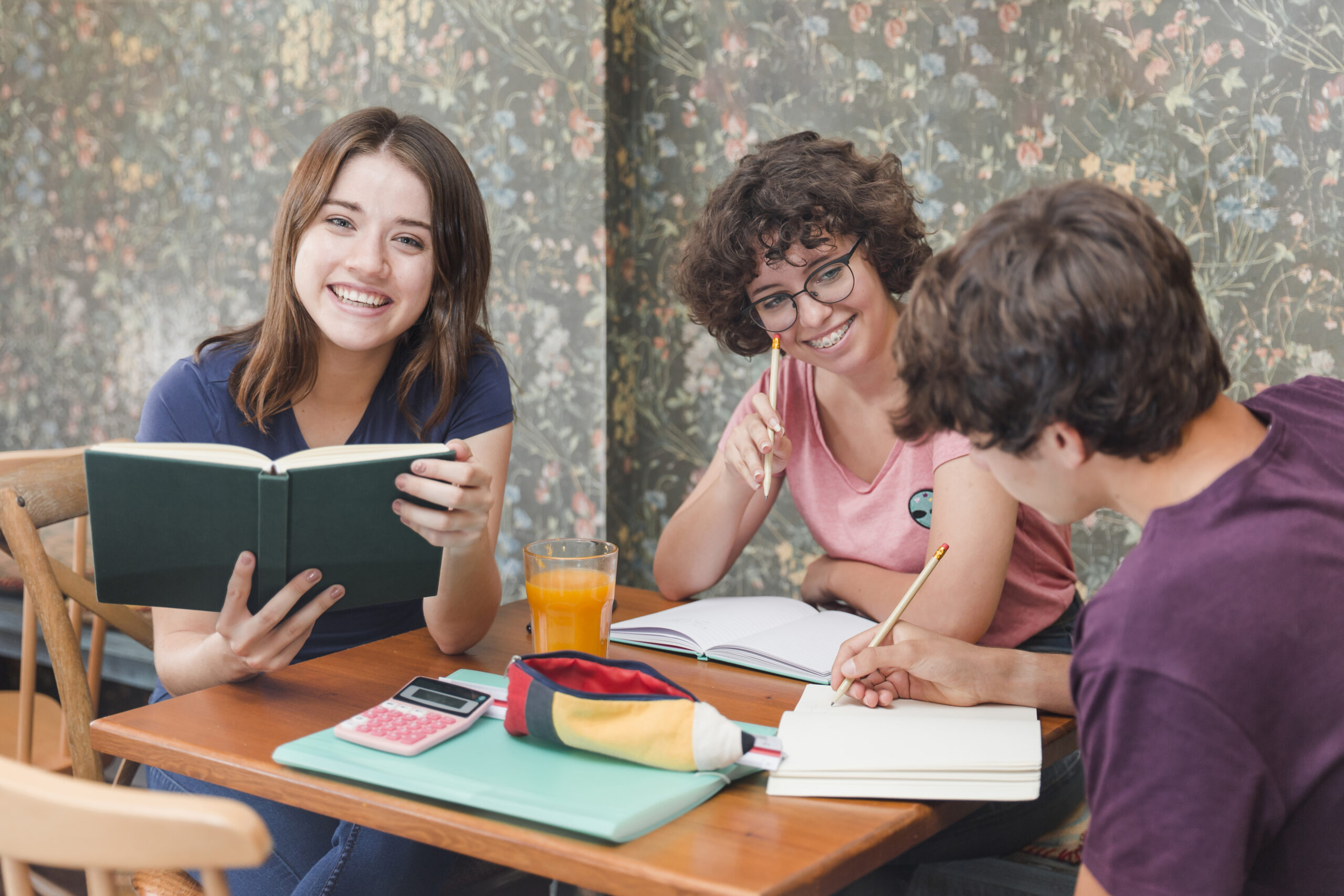adolescente-com-livro-perto-de-estudar-amigos-scaled