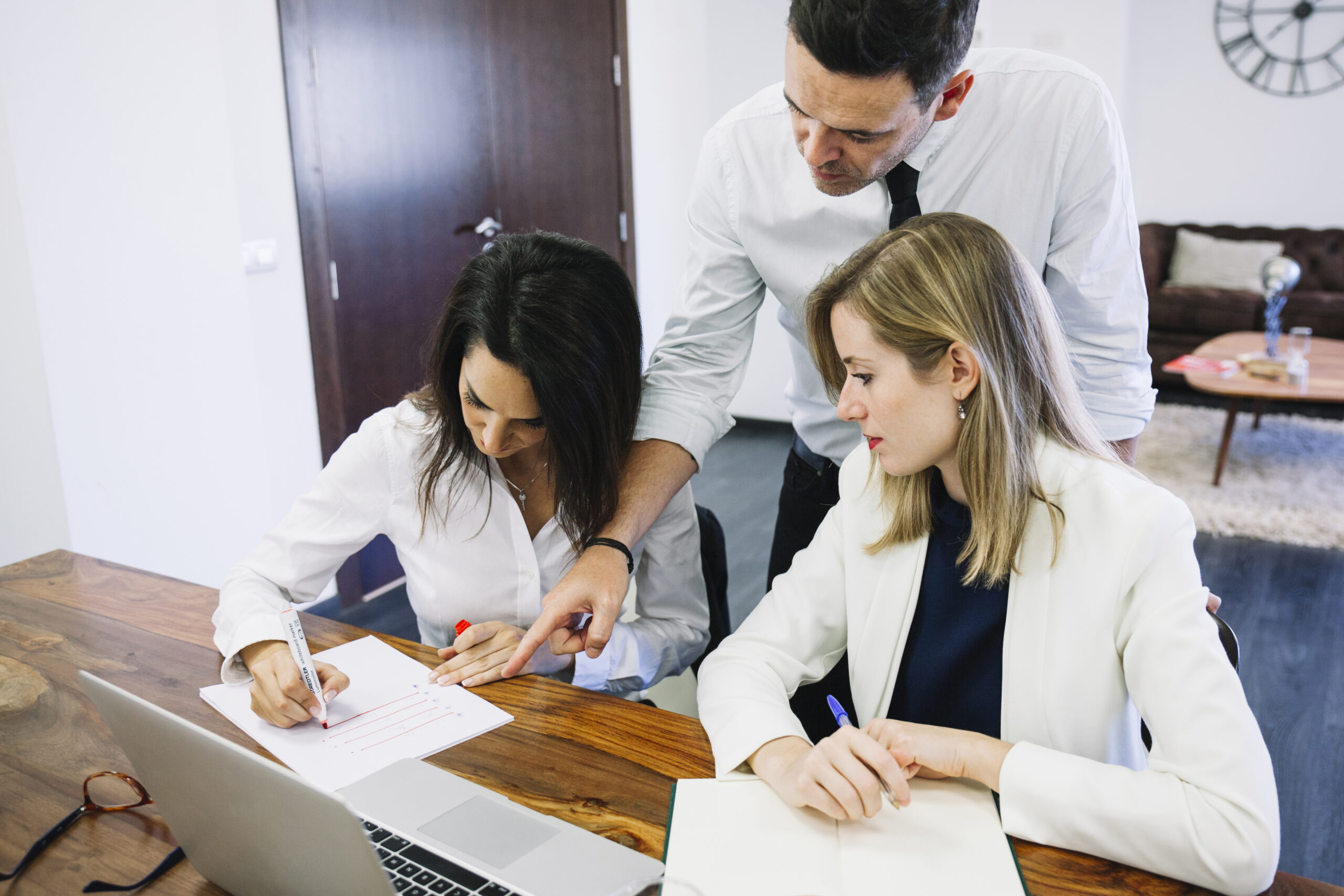 modern-business-people-working-scaled