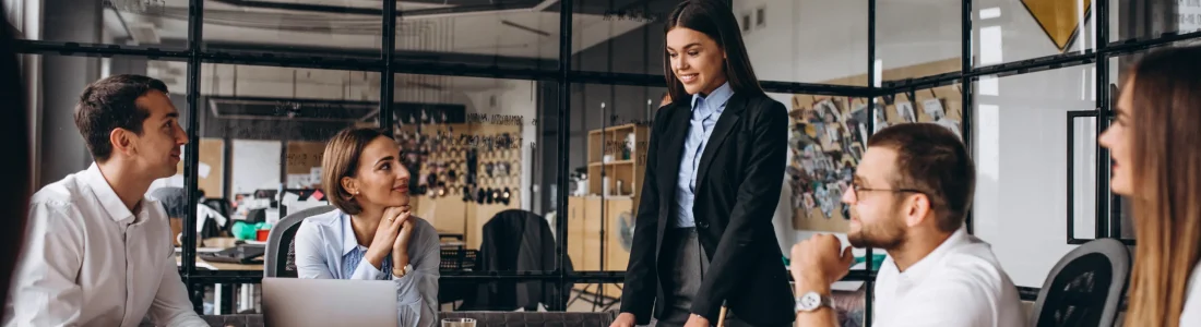 grupo-de-pessoas-trabalhando-no-plano-de-negocios-em-um-escritorio grupo-de-pessoas-trabalhando-no-plano-de-negocios-em-um-escritorio